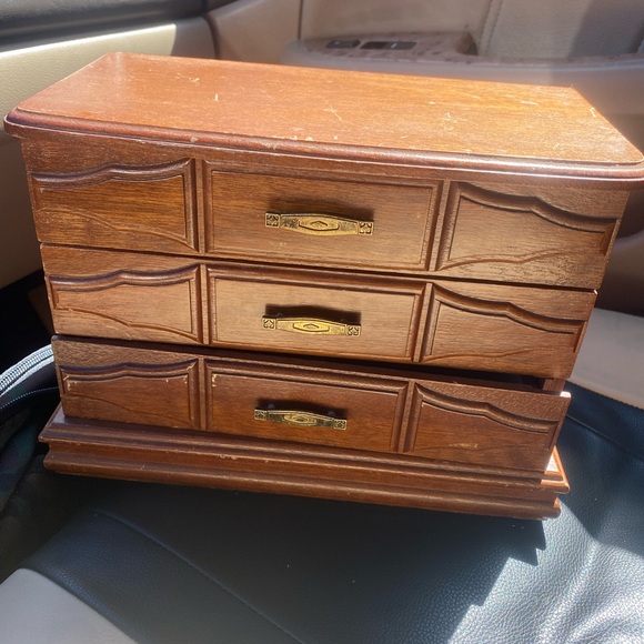 Jewelry Box - Picture 1 of 3